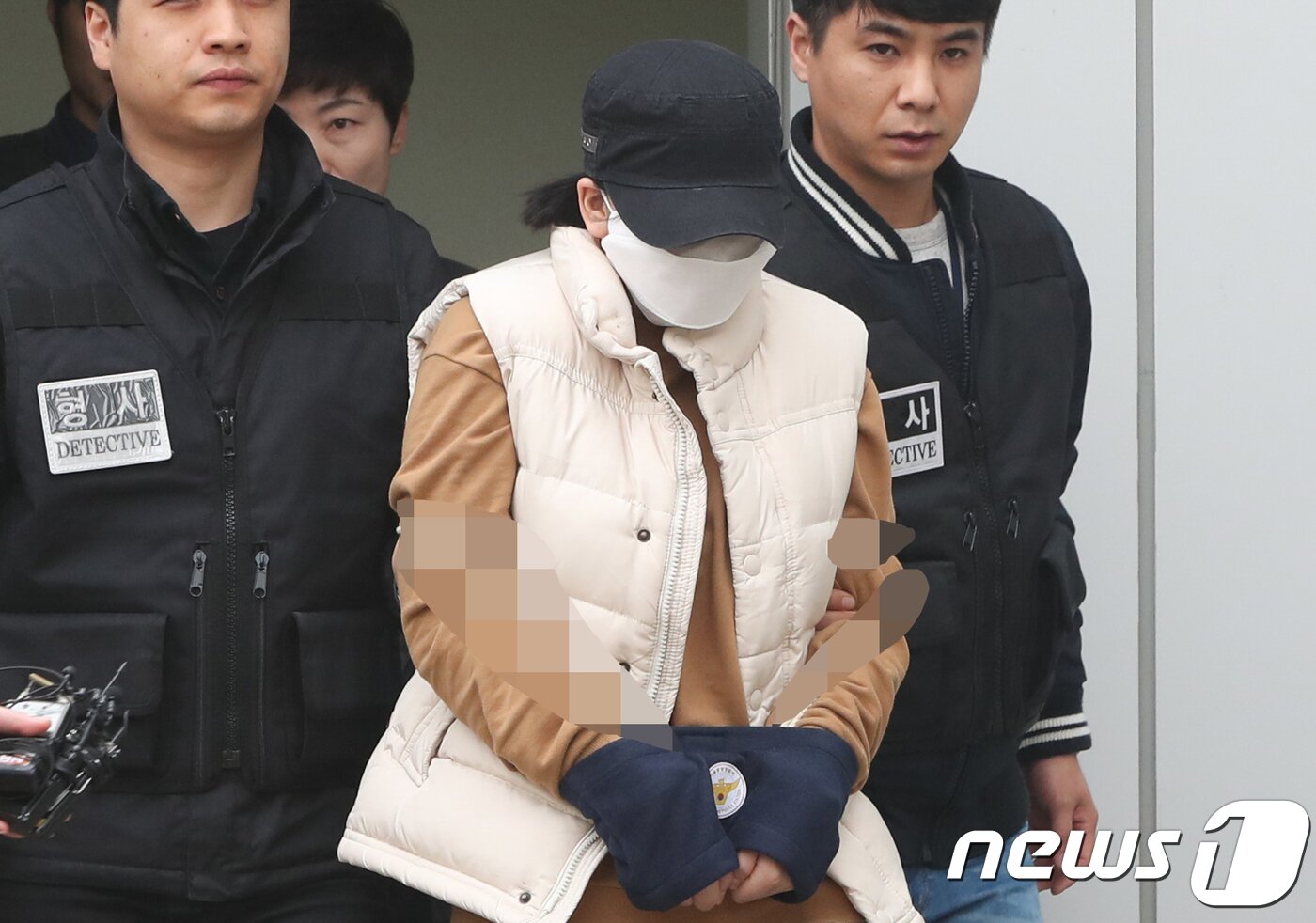 본문 이미지 - '어금니 아빠' 이영학의 중학생 딸이 미성년자 유인·사체유기 혐의로 6일 서울 중랑경찰서에서 검찰로 송치되고 있다. 2017.11.6/뉴스1 ⓒ News1 허경 기자