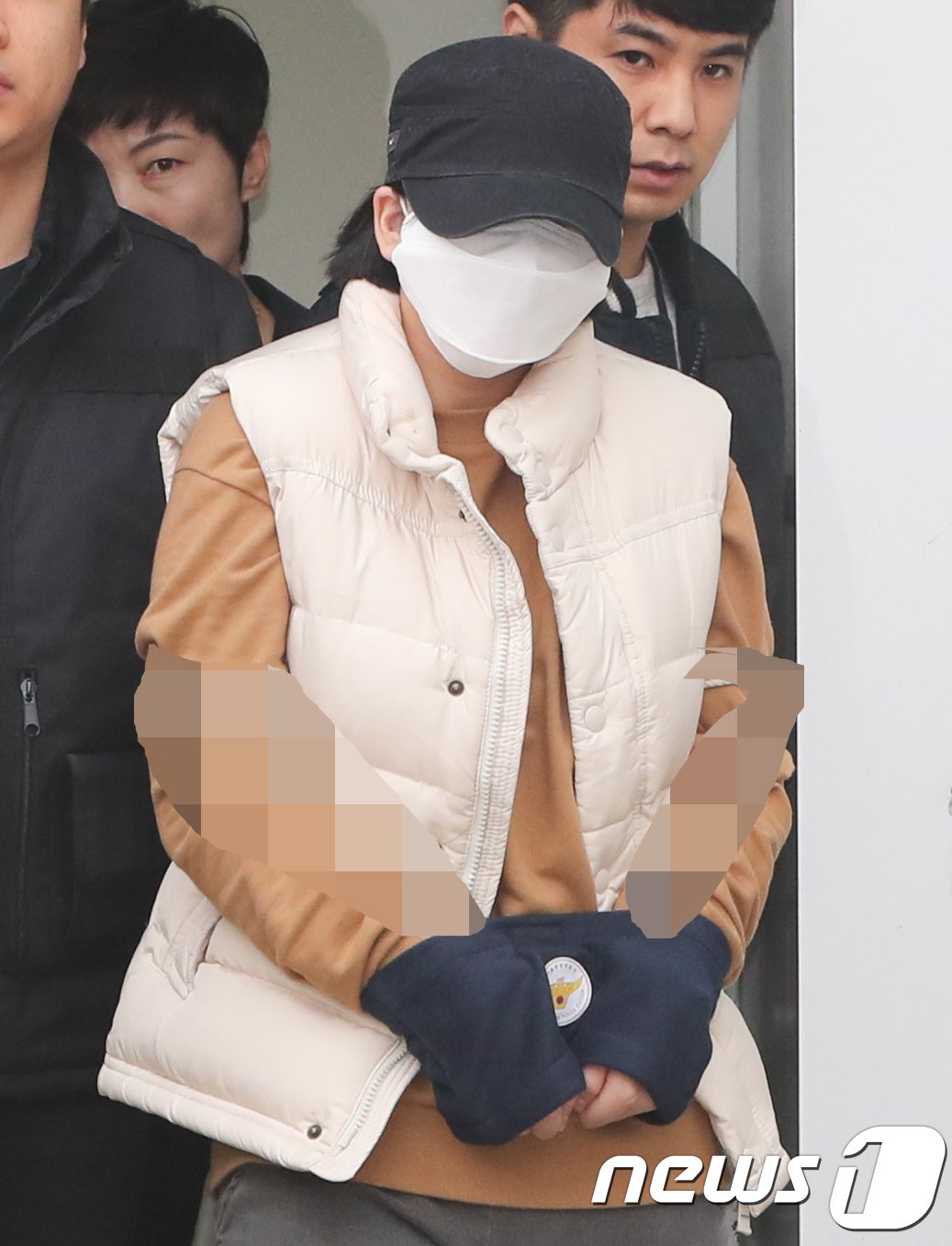 본문 이미지 - &#39;어금니 아빠&#39; 이영학의 중학생 딸이 미성년자 유인·사체유기 혐의로 6일 서울 중랑경찰서에서 검찰로 송치되고 있다. 2017.11.6/뉴스1 ⓒ News1 허경 기자