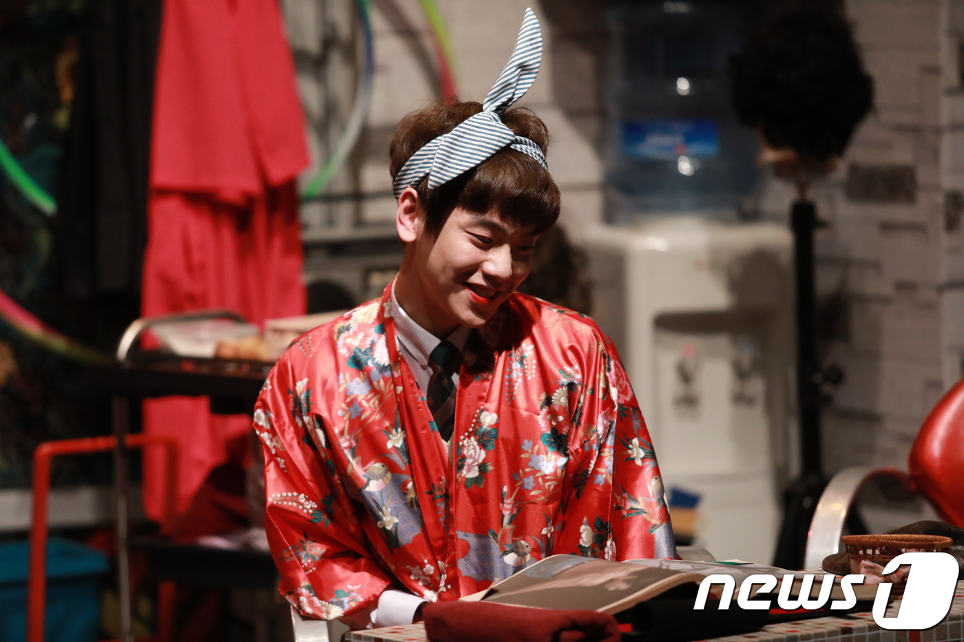 (서울=뉴스1) 박정환 기자 = 15세 소년 '나'역을 맡은 배우 안승균이 연극 '에덴 미용실'에서 단골 손님들의 행동을 흉내내고 있다. 변두리 미용실에서 갱년기 여인들의 솔직한 …