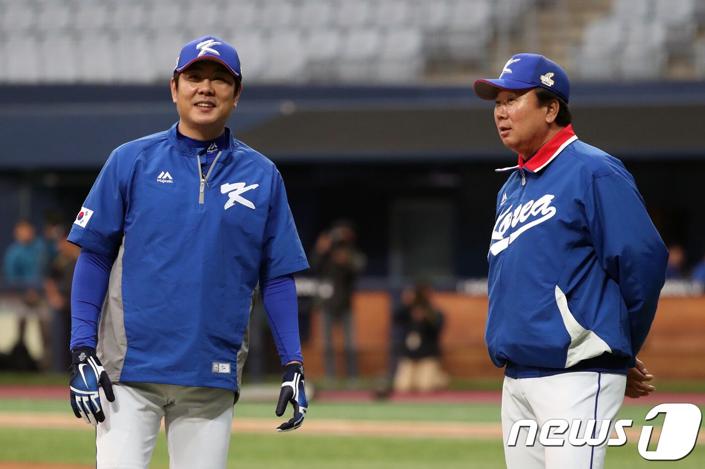 본문 이미지 - 2017 자카르타-팔렘방 아시안게임 금메달을 획득한 야구대표팀에 투수코치로 참가했던 정민철 단장. 오른쪽은 선동열 당시 감독. /뉴스1 ⓒ News1 황기선 기자