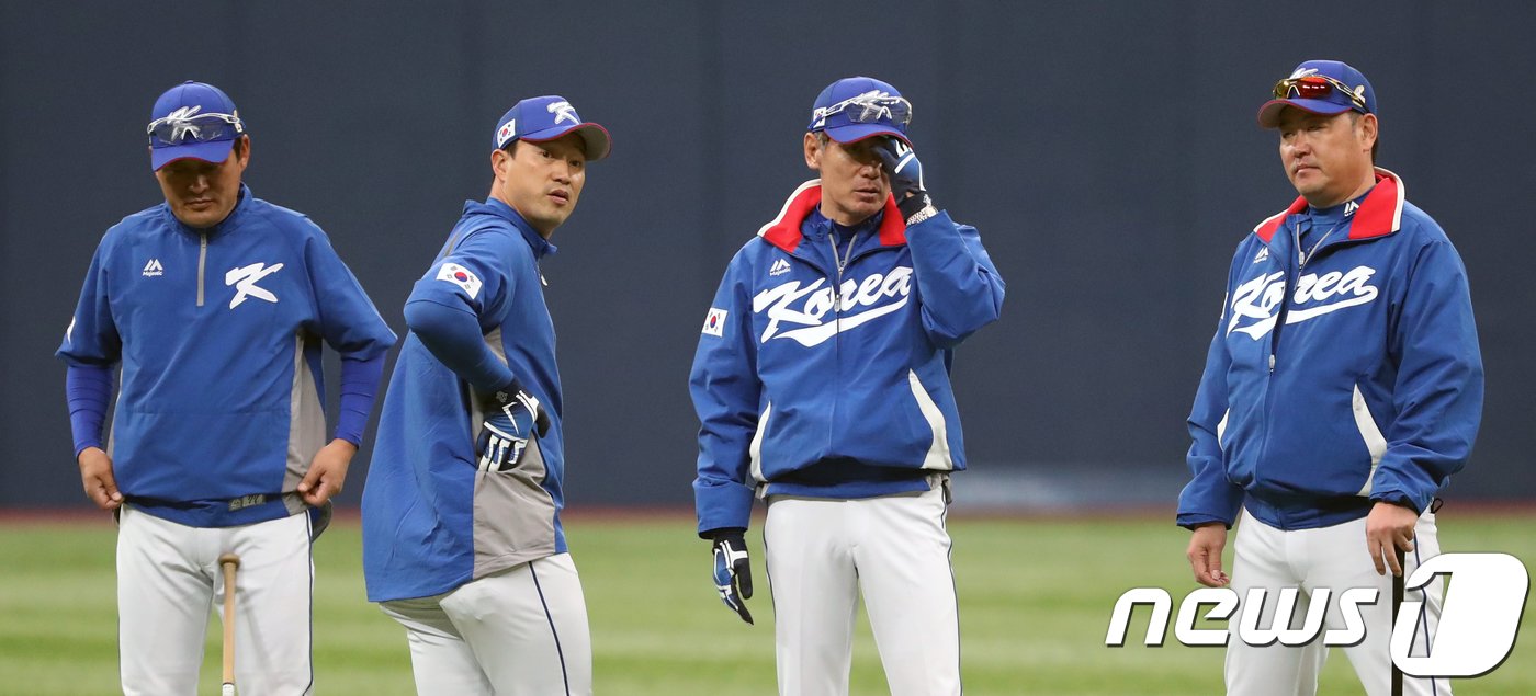 본문 이미지 - 2017아시아프로야구챔피언십(APBC)에 대표팀 코치로 참가했던 김재현 단장. (왼쪽에서 두 번째). 2017.11.6/뉴스1 ⓒ News1 황기선 기자
