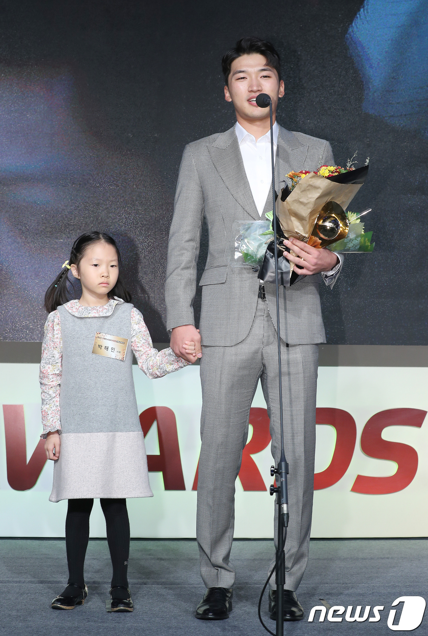 (서울=뉴스1) 임세영 기자 = 6일 오후 서울 강남구 삼성동 인터컨티넨탈 서울 코엑스 호텔에서 열린 프로야구 '2017 타이어뱅크 KBO 시상식'에서 삼성 박해민이 도루상을 수상 …