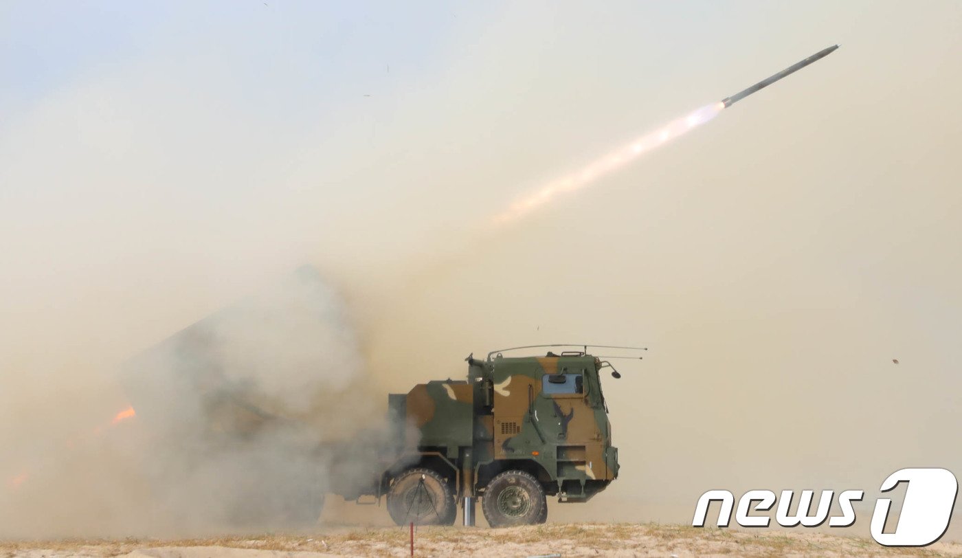 본문 이미지 -  '천무' 실사격 훈련 모습. 2017.11.6/뉴스1 ⓒ News1 고재교 기자