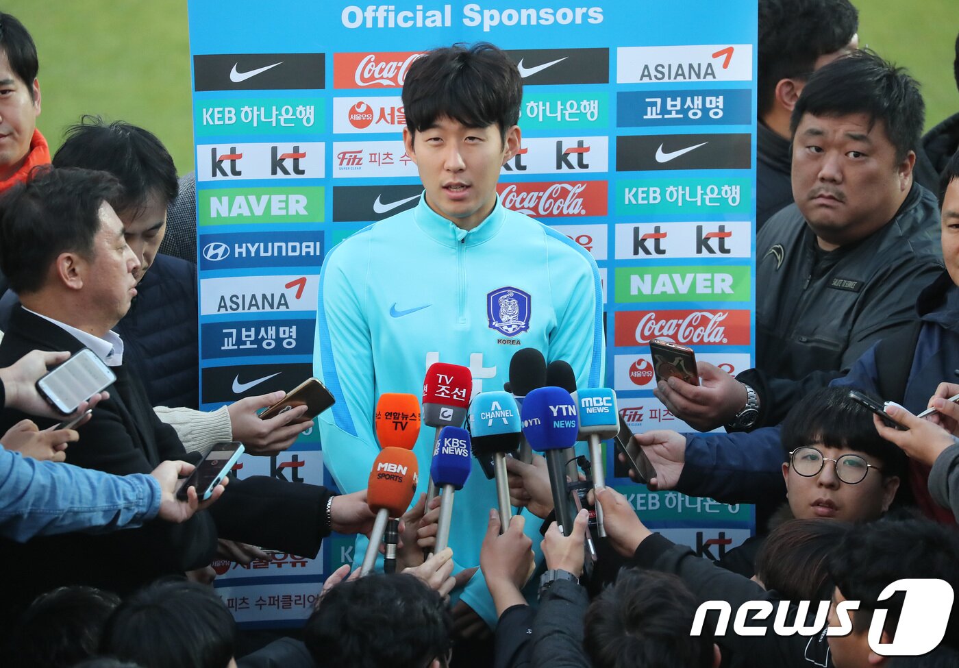 본문 이미지 - 대한민국 축구 국가대표팀 손흥민이 6일 오후 경기도 수원시 팔달구 수원월드컵경기장 보조경기장에서 훈련 전 취재진 질문에 답변하고 있다. ⓒ News1 