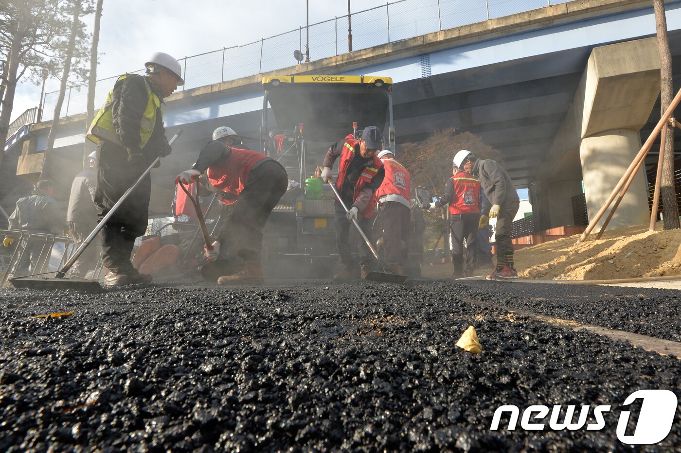 본문 이미지 - 인부들이 아스팔트 도로 포장 작업을 하고 있다.  ⓒ 뉴스1