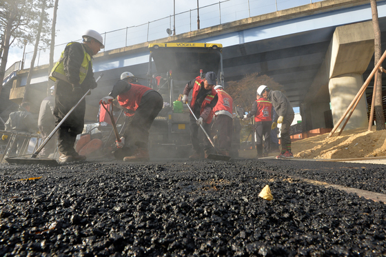 '아스콘 수급 비상'…광주 해빙기 도로 공사 현장 16곳 '스톱'