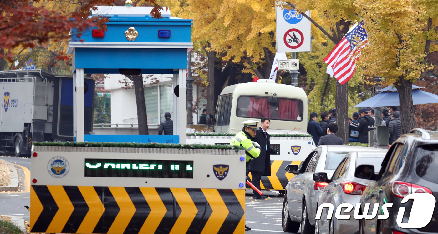 (서울=뉴스1) 김명섭 기자 = 도널드 트럼프 미국 대통령 방한하는 7일 오전 서울 청와대 앞길이 통제돼 있다. 2017.11.7/뉴스1