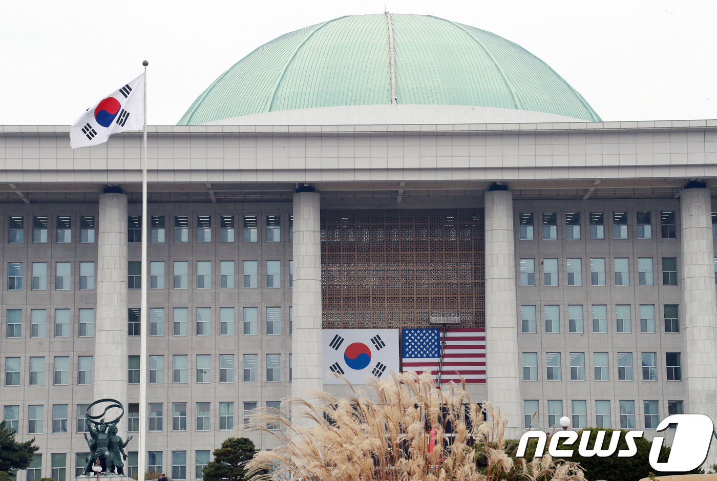 (서울=뉴스1) 이동원 기자 = 도널드 트럼프 미국 대통령이 방한하는 7일 오전 서울 여의도 국회의사당에서 작업자들이 벽면에 걸 태극기와 성조기를 준비하고 있다. 트럼프 대통령은 …