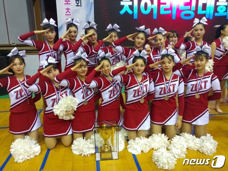 본문 이미지 - 제주중앙여고 치어리딩 동아리 제스트가 치어리딩 대회에서 수상한 후 기념촬영을 하고 있다ⓒ News1