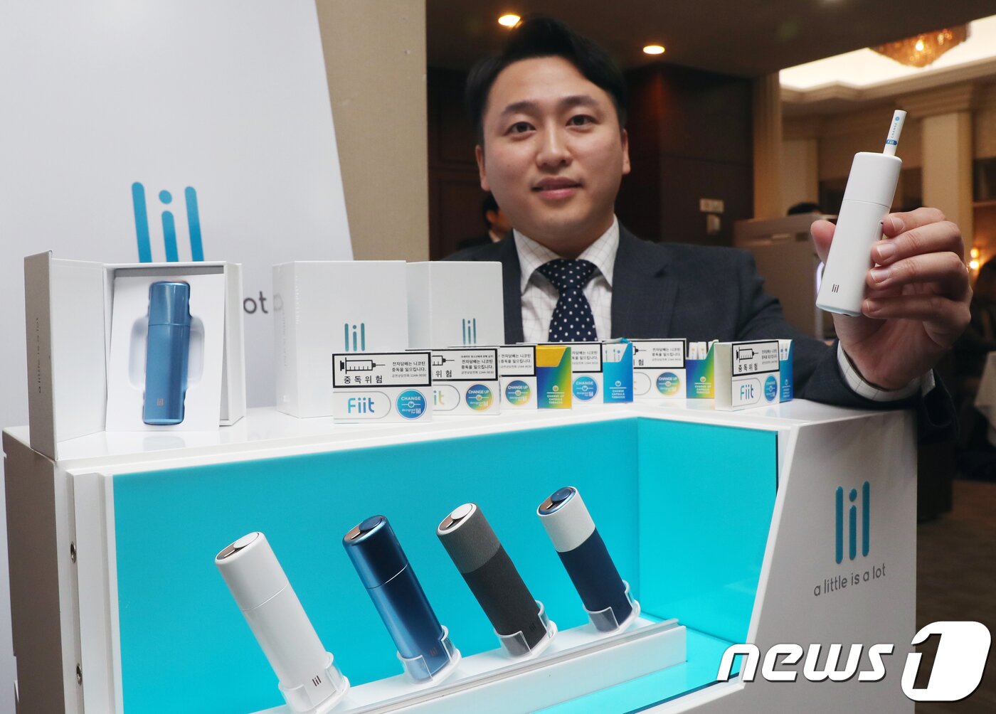 본문 이미지 - 7일 서울 중구 프레스센터에서 KT&G 직원이 궐련형 전자담배 '릴(lil)'과 전용 담패 '핏(Fiit)'을 소개하고 있다. 2017.11.7/뉴스1 ⓒ News1 황기선 기자