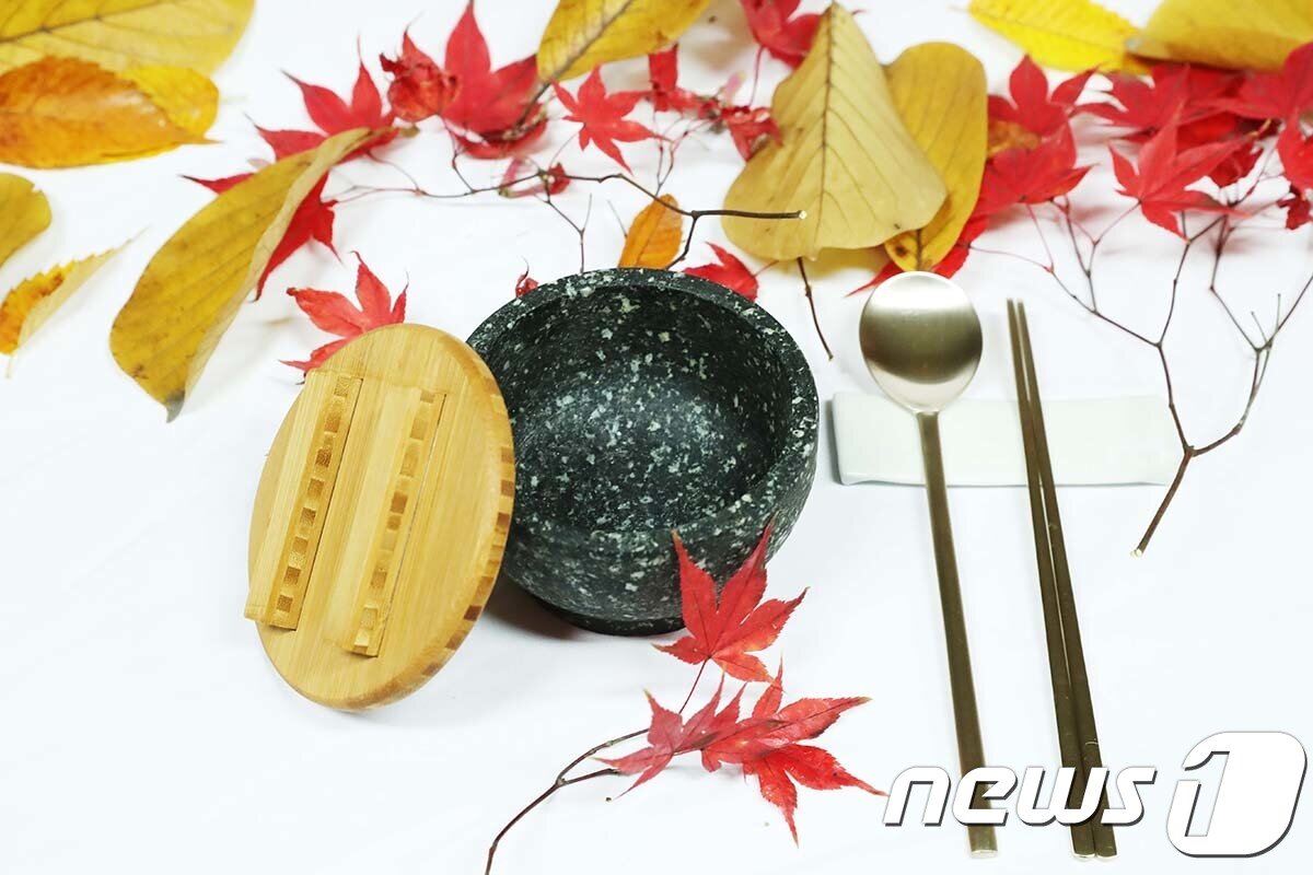 본문 이미지 - 문재인 대통령 부부가 7일 국빈만찬에서 도널드 트럼프 미국 대통령 부부에게 전달한 놋수저와 돌그릇. (청와대) 2017.11.7/뉴스1 ⓒ News1 이광호 기자