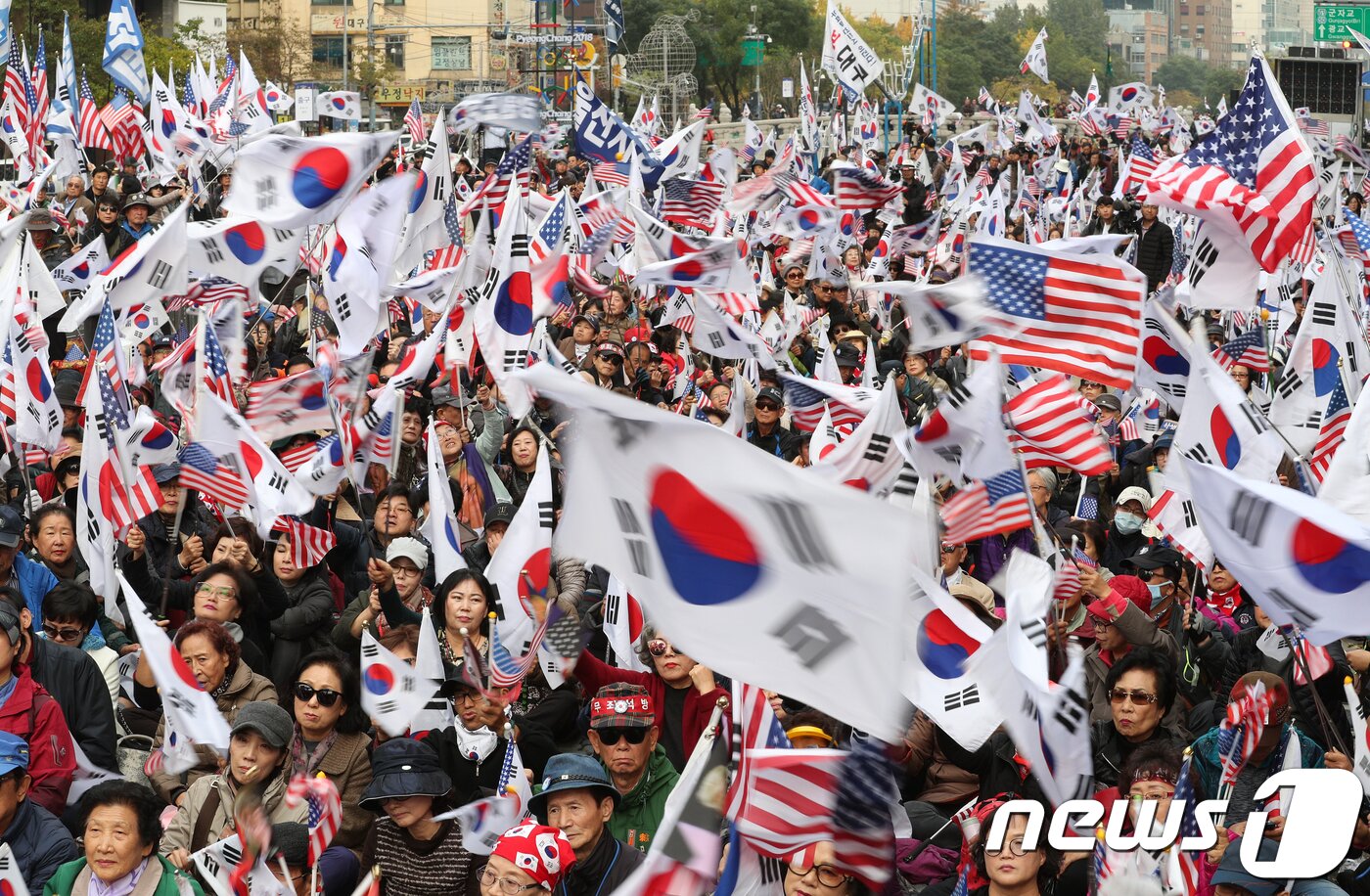 본문 이미지 - 도널드 트럼프 미국 대통령이 방한한 7일 오후 서울 청계광장에서 보수단체 회원들이 트럼프 대통령 환영 대회를 하고 있다. 2017.11.7/뉴스1 ⓒ News1 신웅수 기자