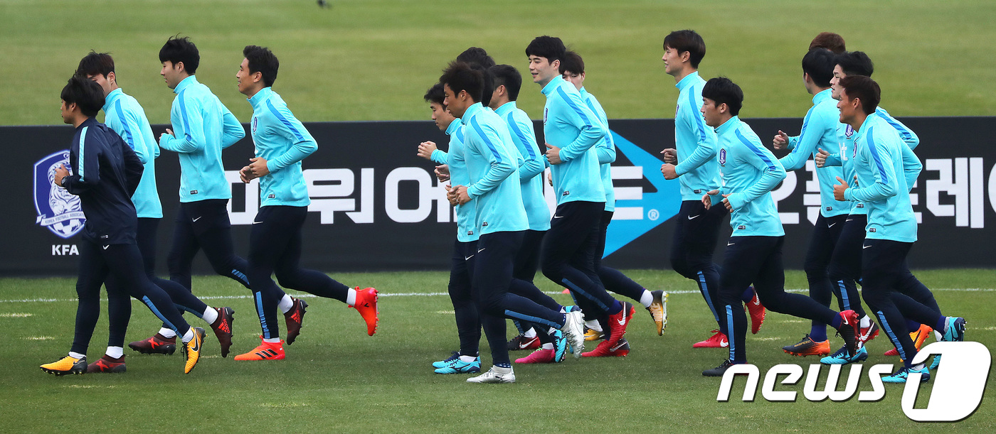 (수원=뉴스1) 오장환 기자 = 대한민국 축구 국가대표팀이 7일 오후 경기도 수원시 팔달구 수원월드컵경기장 보조경기장에서 열린 오픈트레이닝데이에서 훈련을 하고 있다.축구 국가대표팀 …