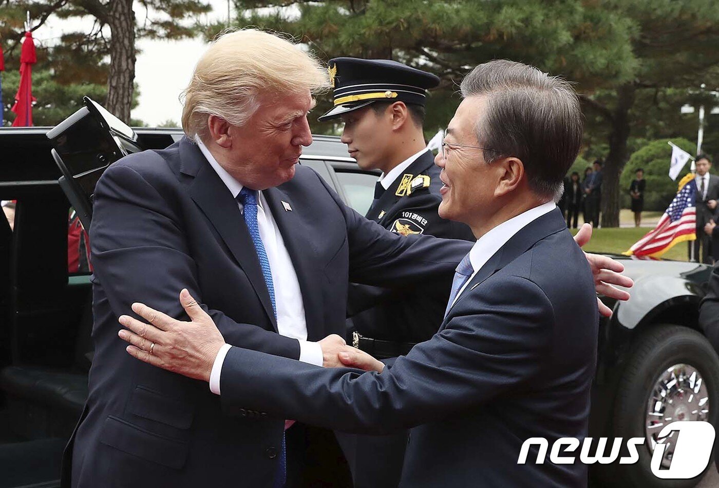 본문 이미지 - 문재인 대통령이 7일 청와대에 도착한 트럼프 미국 대통령과 인사를 나누고 있다. (청와대) 2017.11.7/뉴스1 ⓒ News1 이광호 기자