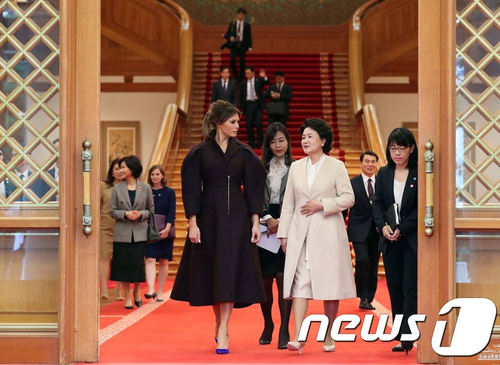 본문 이미지 - 김정숙 여사와 방한중인 멜라니아 여사가 7일 서울 청와대 영부인 접견실에서 환담 후 접견실을 나서고 있다. &#40;청와대&#41;2017.11.7/뉴스1 ⓒ News1 이광호 기자