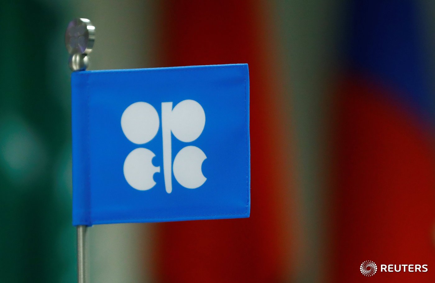 본문 이미지 - 석유수출국기구(OPEC) 로고가 그려진 깃발. ⓒ 로이터=뉴스1 ⓒ News1 정혜민 기자