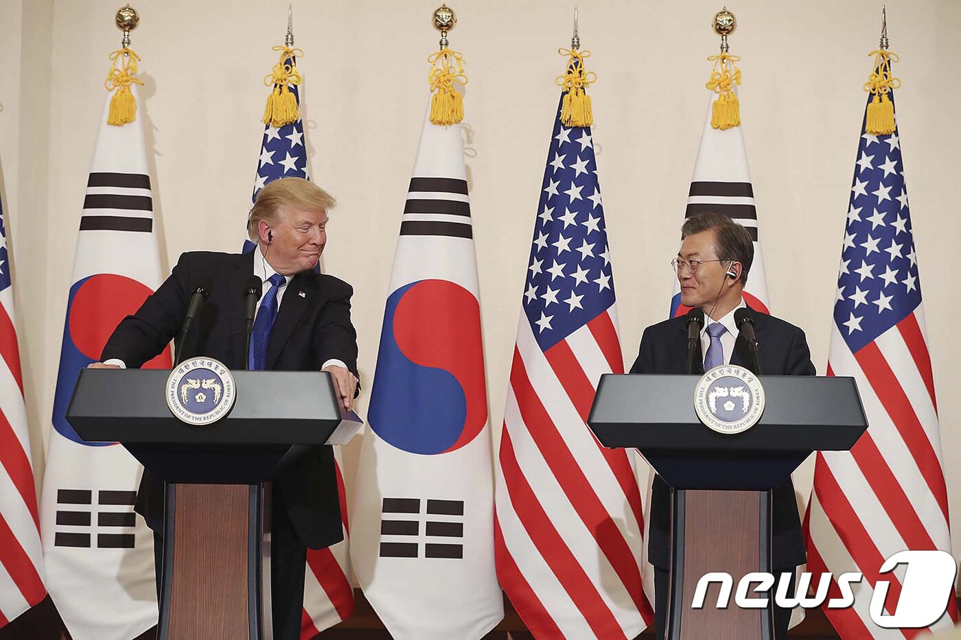 본문 이미지 - 문재인 대통령과 도널드 트럼프 미국 대통령이 7일 오후 청와대에서 한미 정상 공동 기자회견을 하고 있다.(청와대) 2017.11.17/뉴스1 ⓒ News1 이광호 기자