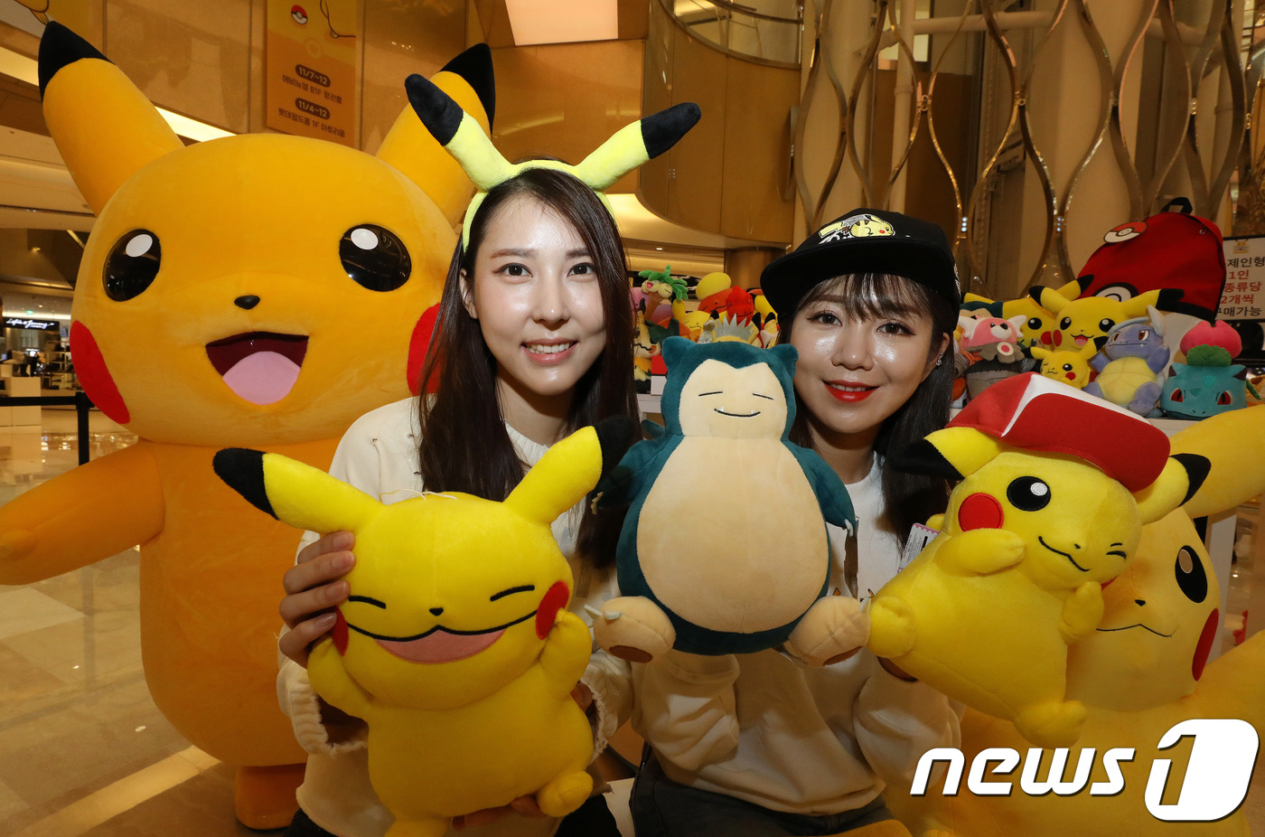 (서울=뉴스1) 이재명 기자 = 8일 오전 서울 송파구 롯데백화점 잠실점에서 모델들이 애니메이션 ‘포켓몬스터’ 인기 캐릭터를 디자인한 상품들을 선보이고 있다. ‘포켓몬스터’ 캐릭터 …