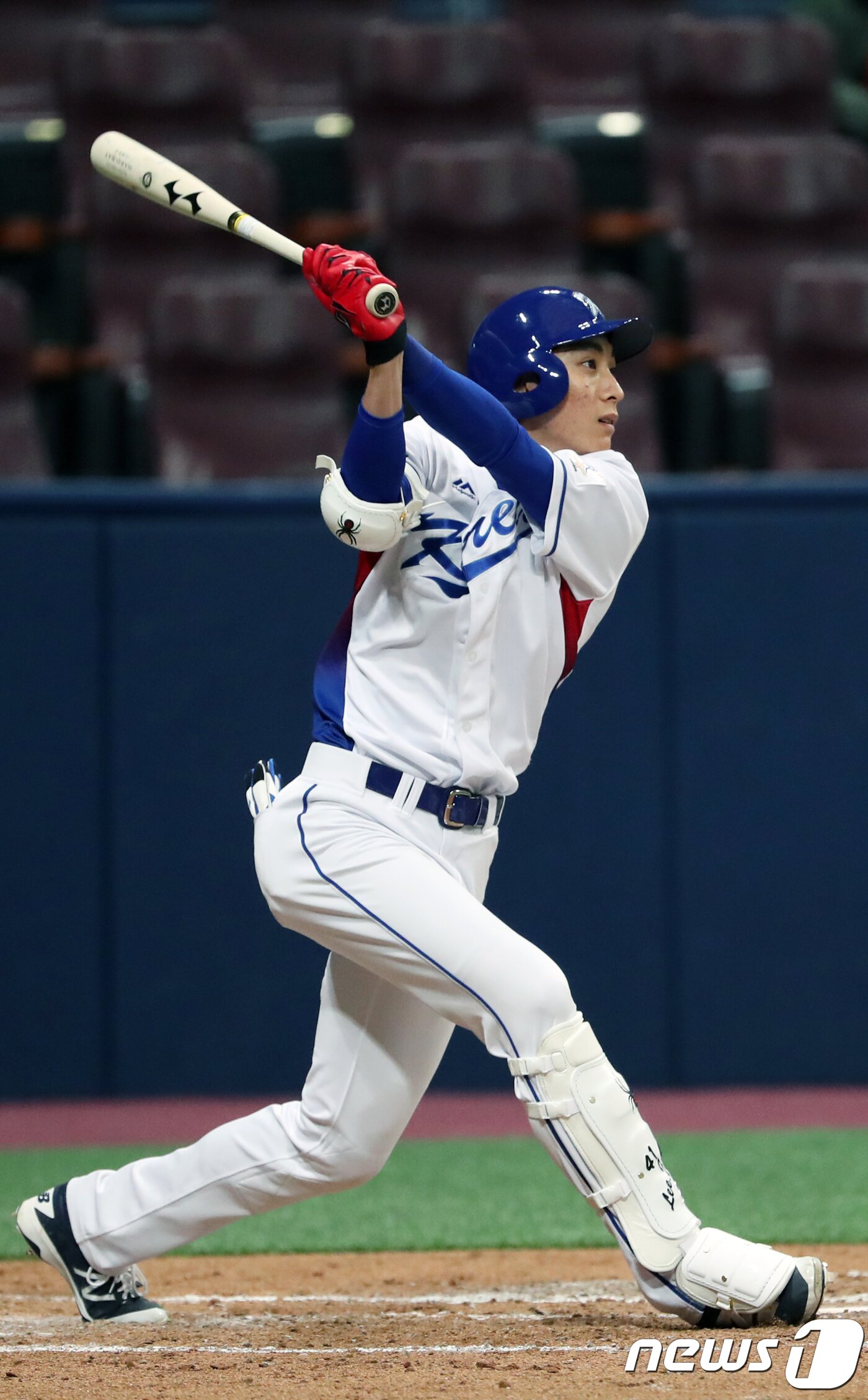 본문 이미지 - 8일 오후 서울 구로구 고척스카이돔에서 열린 아시아프로야구챔피언십(APBC) 대표팀과 넥센 히어로즈와의 연습경기에서 3회말 1사 2루 상황 대표팀 이정후가 1타점 3루타를 치고 있다. 이날 경기에서 대표팀은 박세웅 등 일부 선수를 넥센선수로 출전시켰다. 2017.11.8/뉴스1 ⓒ News1 황기선 기자