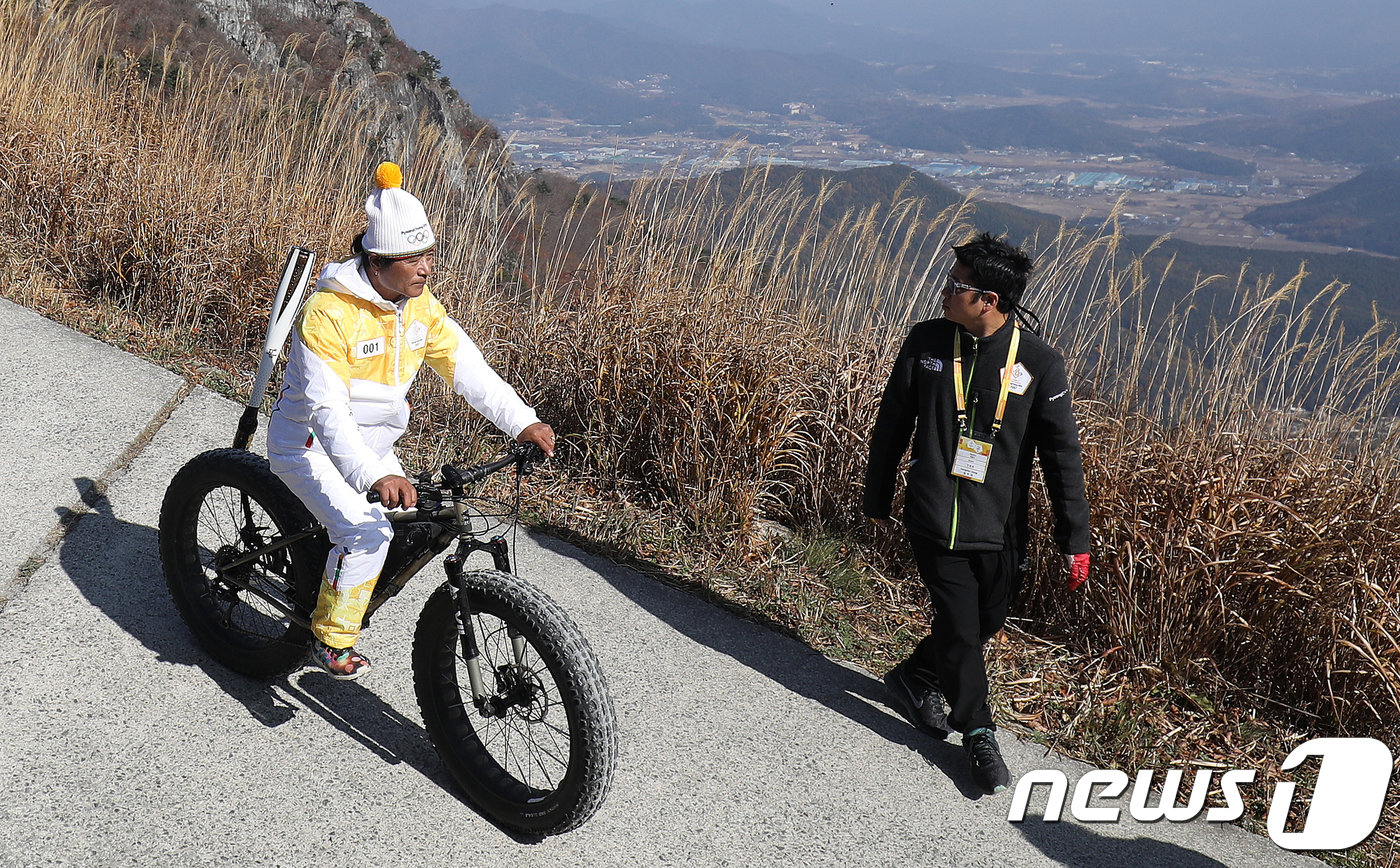 (울산=뉴스1) 이윤기 기자 = 8일 오전 산악관광지인 울산시 울주군 영남알프스 간월재 휴게소에서 이광식 울산시자전거연맹 부회장이 산악자전거(MTB)를 타고 성화봉송을 하고 있다 …