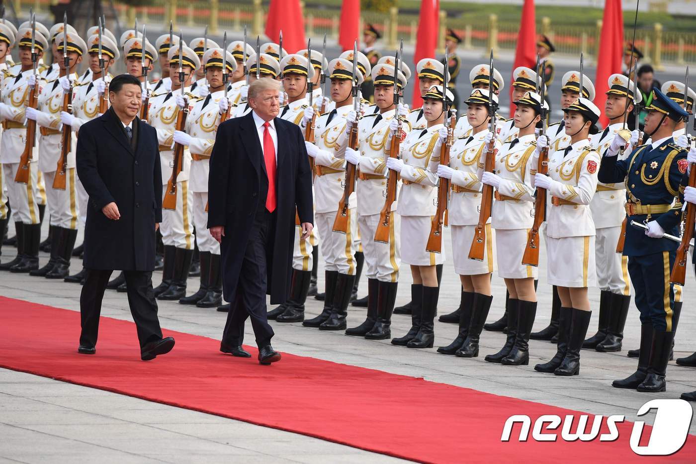 본문 이미지 - 도널드 트럼프 미국 대통령과 시진핑 중국 국가주석이 2017년년 11월 9일 &#40;현지시간&#41; 베이징 인민대궁전 환영식에서 의장대를 사열하고 있다. ⓒ AFP=뉴스1 ⓒ News1 우동명 기자