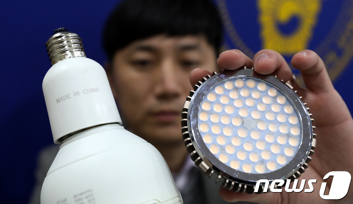 (서울=뉴스1) 박지혜 기자 = 수년간 전기요금을 아낄 수 있다며 영세 자영업자를 상대로 중국산 불량조명을 LED조명이라 속여 판매해 온 조명업체 대표 A씨 등 총 10명이 검거됐 …