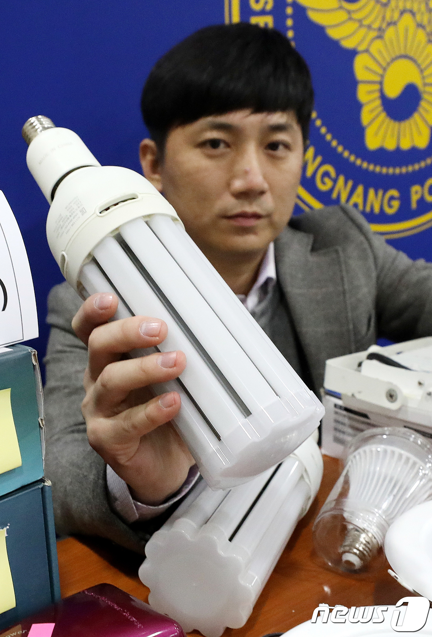 (서울=뉴스1) 박지혜 기자 = 수년간 전기요금을 아낄 수 있다며 영세 자영업자를 상대로 중국산 불량조명을 LED조명이라 속여 판매해 온 조명업체 대표 A씨 등 총 10명이 검거됐 …