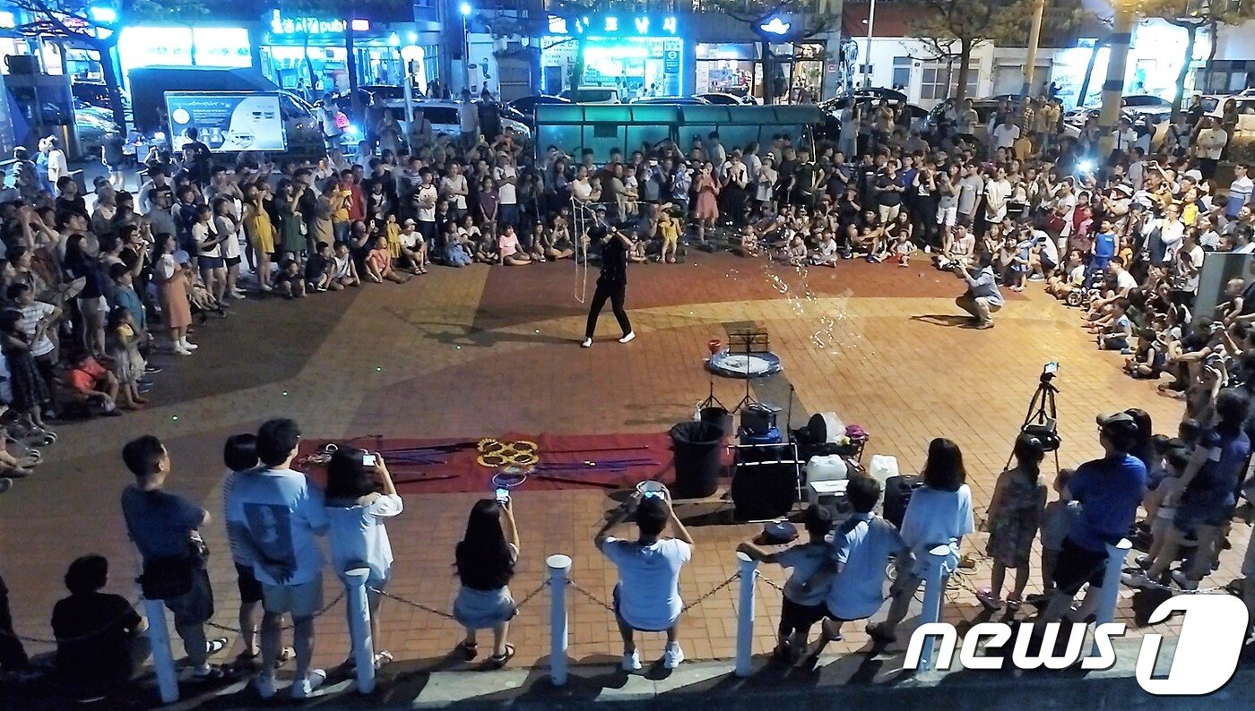 본문 이미지 - 여수밤바다 낭만버스킹.(여수시 제공)/뉴스1 ⓒ News1