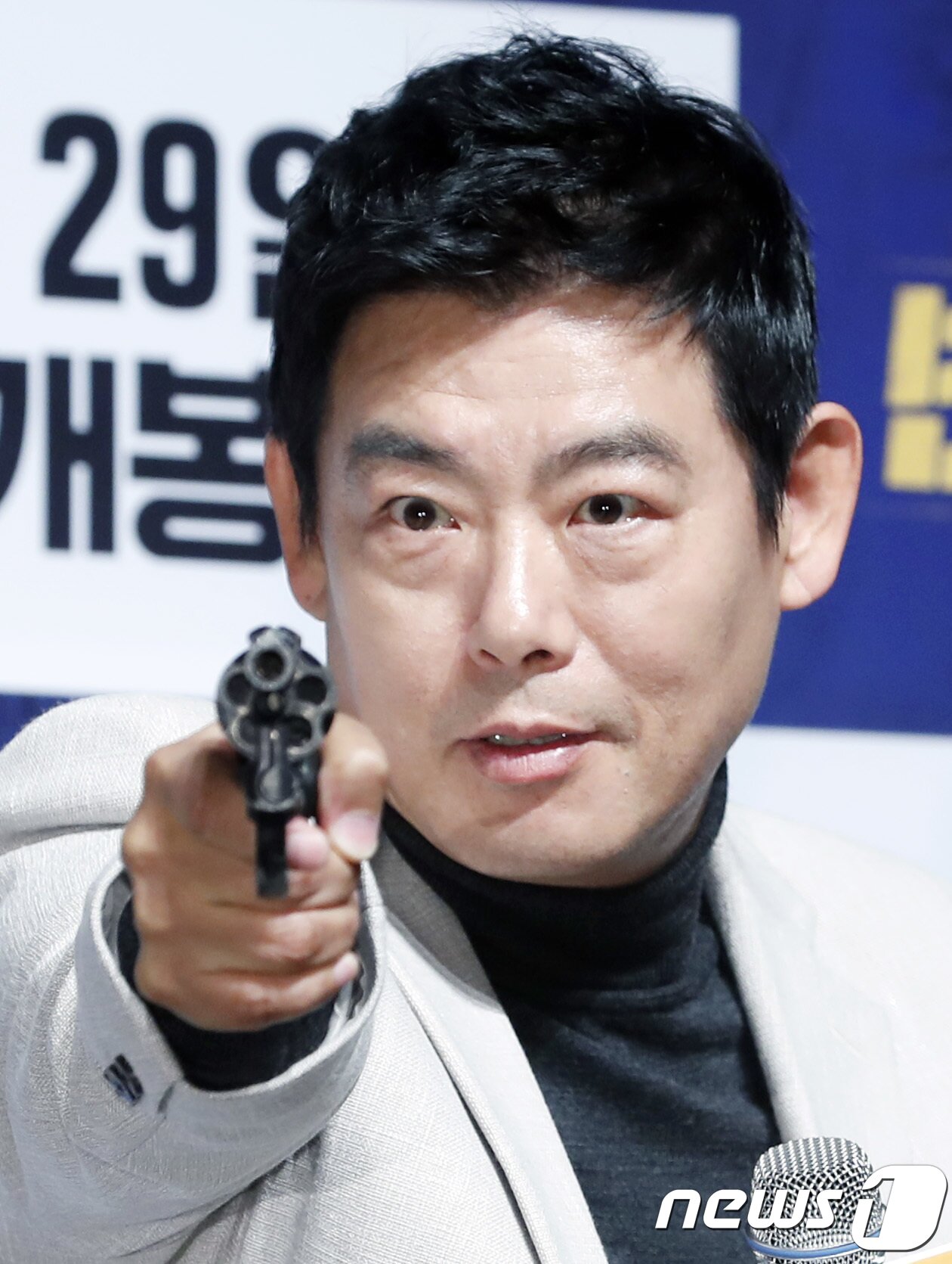 본문 이미지 - 배우 성동일이 9일 오전 서울 압구정CGV에서 열린 영화 ‘반드시 잡는다’ 제작발표회에 참석해 포즈를 취하고 있다. 2017.11.9./뉴스1 ⓒ News1 권현진 기자