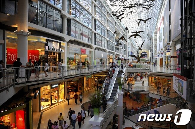 본문 이미지 - 패스와 연결된 토론토 이튼센터. 캐나다관광청 제공.ⓒ News1