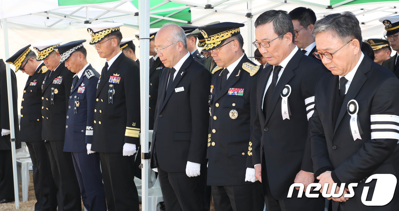 (대전=뉴스1) 주기철 기자 = 제23대 국방부장관을 지낸 고(故) 윤성민(91) 장군 안장식이 9일 오후 국립대전현충원에서 열렸다. 안장식에서 이종섭 육군중장(오른쪽에서 셋째)를 …