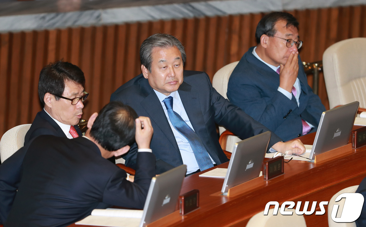 (서울=뉴스1) 이동원 기자 = 바른정당을 탈당해 자유한국당에 복당한 김무성 의원과 바른정당 탈당을 앞둔 주호영 대표권한대행 겸 원내대표가 9일 서울 여의도 국회에서 열린 제354 …