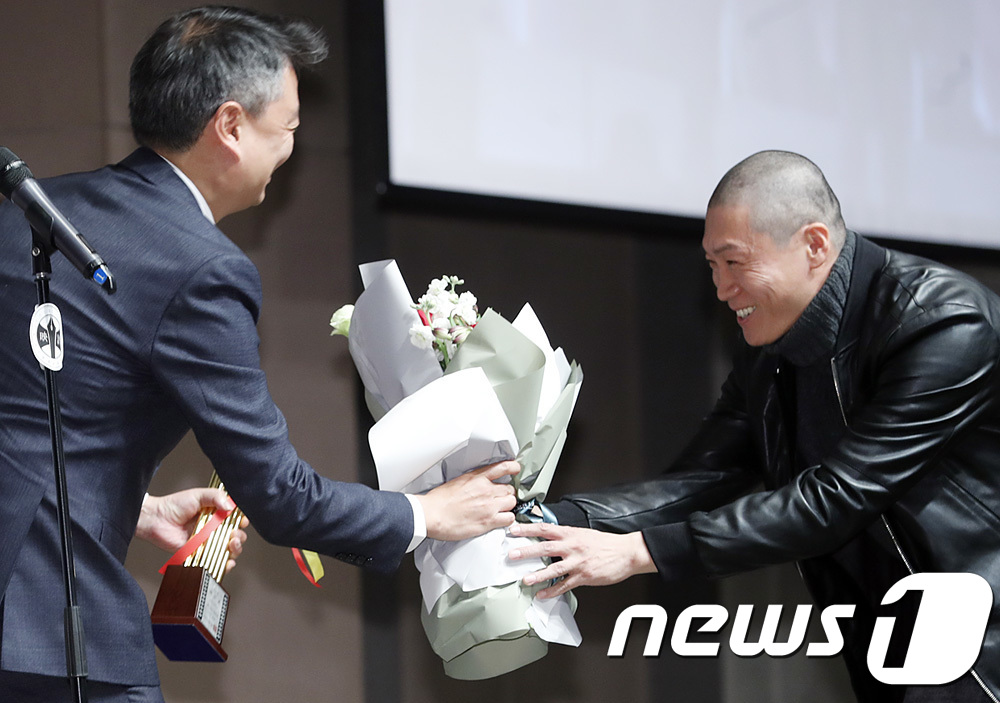 (서울=뉴스1) 권현진 기자 = 배우 진성규(오른쪽)가 9일 오후 서울 프레스센터에서 열린 ‘제37회 영평상 시상식’에 참석해 신인 감독상을 수상한 강윤성 감독에게 꽃다발을 선물하 …