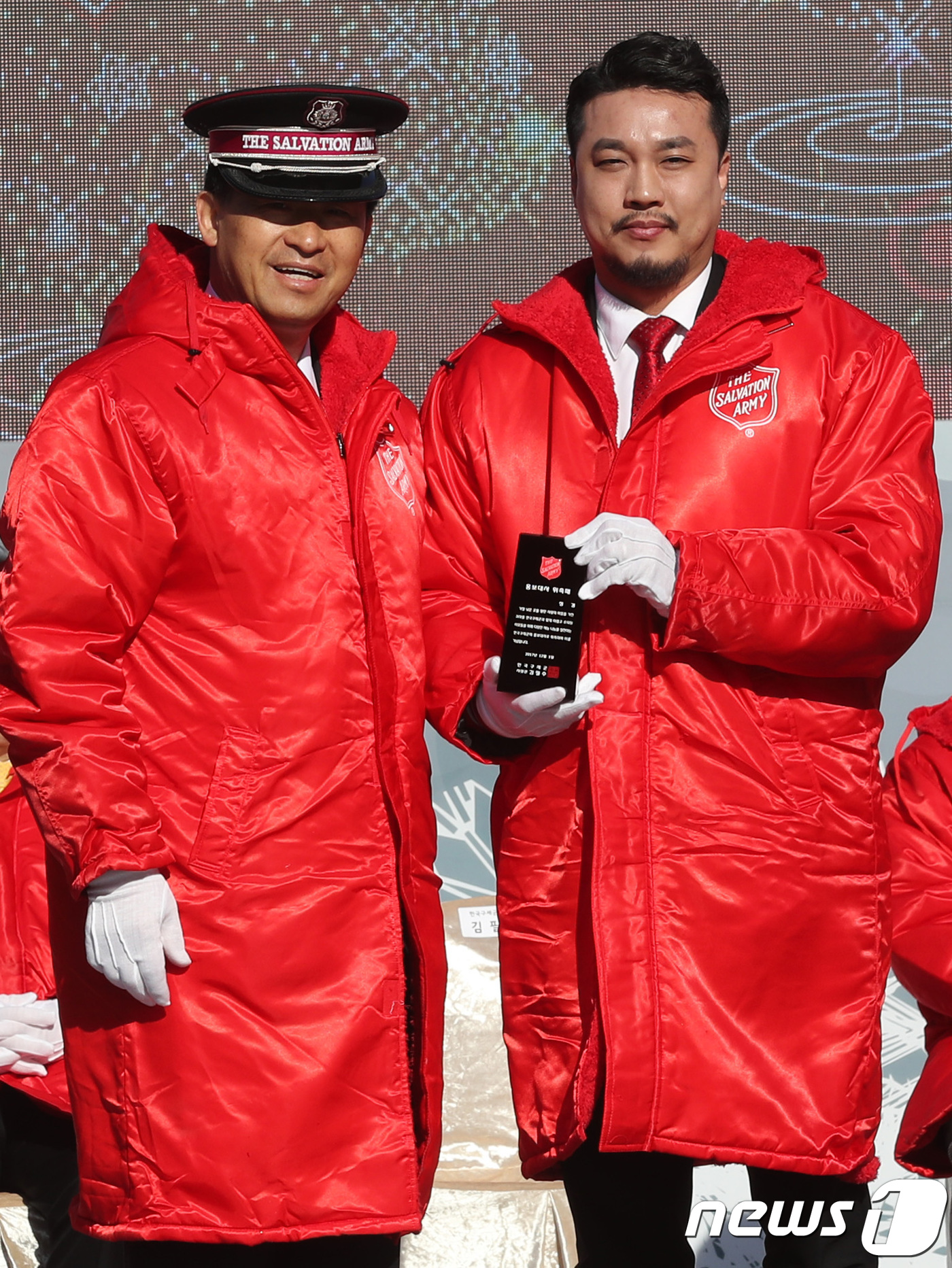 (서울=뉴스1) 송원영 기자 = 김필수 한국구세군 사령관이 1일 서울 종로구 광화문중앙광장에서 열린 '2017 자선냄비 시종식'에서 홍보대사에 성악가 정경을 임명하고 있다. 구세군 …