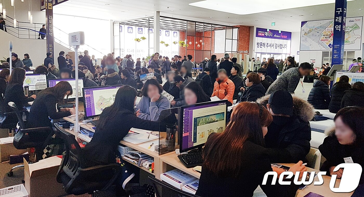 본문 이미지 - 모델하우스에서 방문객들이 상담을 받고 있다.ⓒ News1