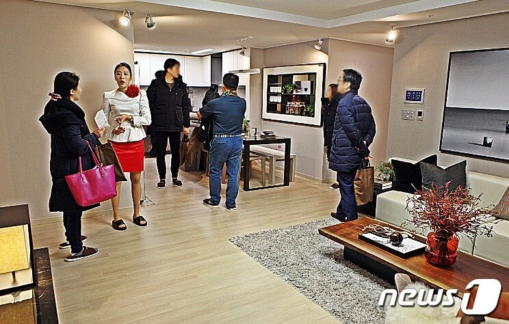 본문 이미지 - '독산역 롯데캐슬 뉴스테이 플러스' 모델하우스 내부 유니트를 관람 중인 내방객들의 모습ⓒ News1