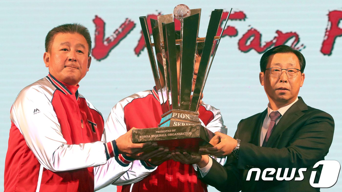 본문 이미지 - 박한우 KIA타이거즈 사장과 김기태 KIA타이거즈 감독이 1일 오후 광주여자대학교에서 열린 'KIA 타이거즈 V11 팬페스트' 무대에서 우승트로피 증정식을 갖고 기념촬영을 하고 있다. 2017.12.1/뉴스1 ⓒ News1 남성진 기자