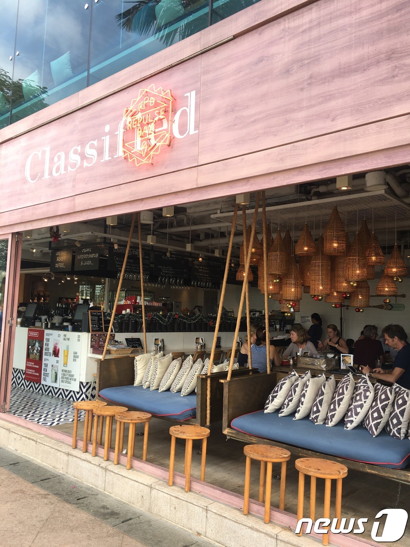 본문 이미지 - 리펄스베이에는 유럽, 북미 관광객들이 많이 찾는 레스토랑들이 즐비하다.  인근에는 요가나 헬스장도 마련되어 있는데 이곳에 거주하는 외국인들이 주로 이용한다ⓒ News1