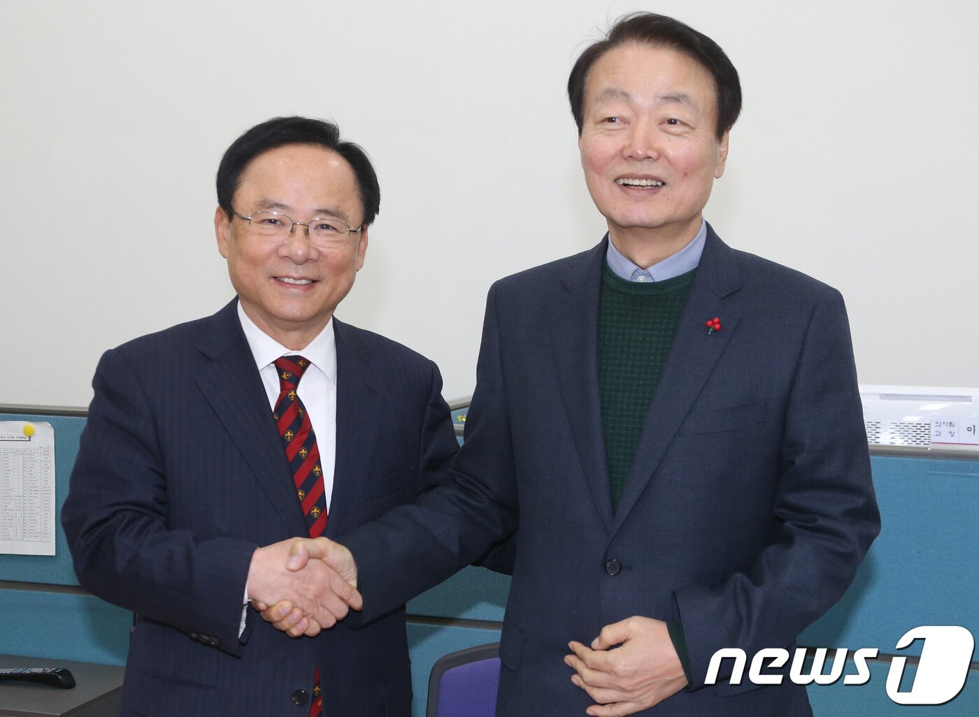 본문 이미지 - 자유한국당 원내대표 후보로 나선 한선교 의원이 10일 오후 서울 여의도 국회 원내행정실에 지원서를 접수한 뒤 정책위의장 후보인 이주영 의원과 악수하고 있다. 2017.12.10/뉴스1 ⓒ News1 이동원 기자