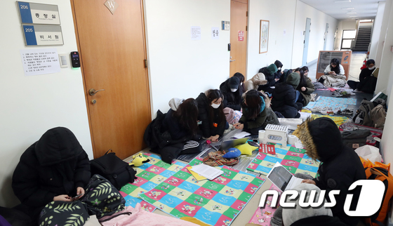 서울여대 학생들, 학과통폐합 반대 총장실 앞 점거