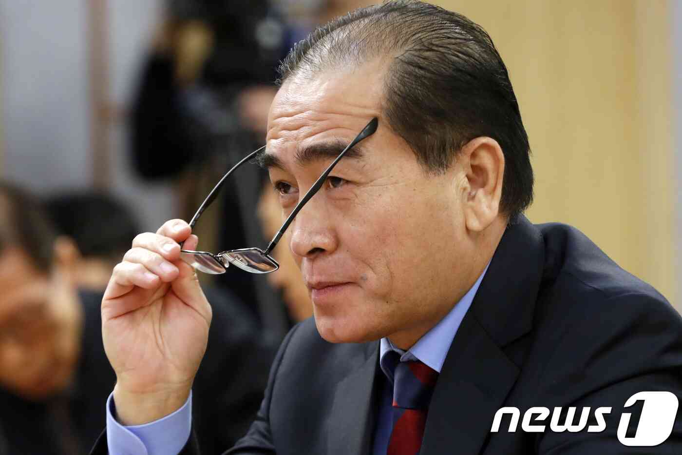 태영호 국가안보전략연구원 자문연구위원(전 영국주재 북한공사)이 11일 서울 여의도 국회의원회관에서 열린 2017 올해의 인권상 시상식에서 안경을 고쳐쓰고 있다. 2017.12.11/뉴스1 © News1 안은나 기자