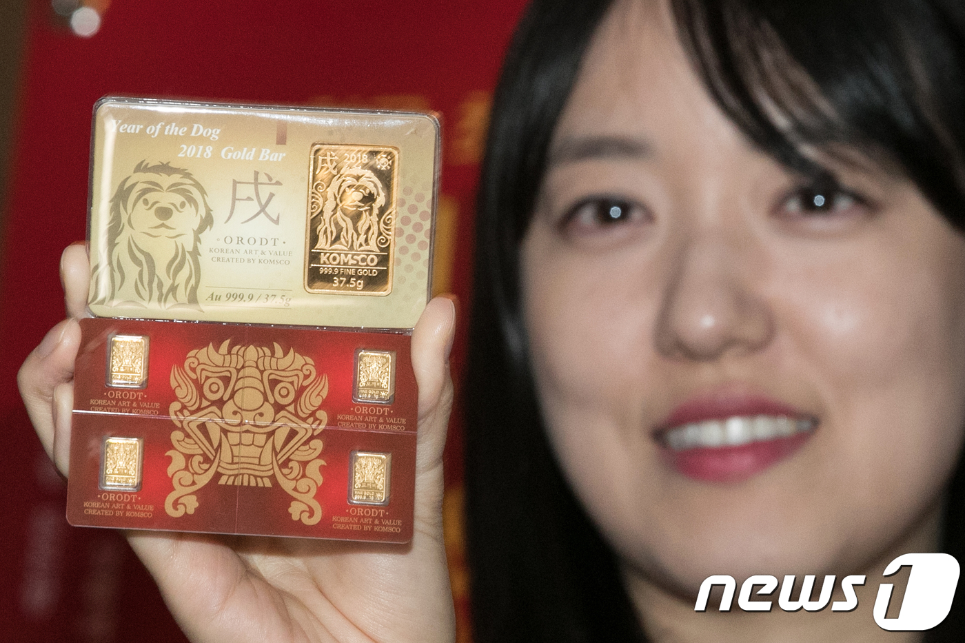 (서울=뉴스1) 이승배 기자 = 11일 오전 서울 강남구 현대백화점 압구정본점에서 모델이 2018 무술년 황금 개 미니골드바와 도깨비 멀티 미니골드바를 선보이고 있다. 현대백화점은 …