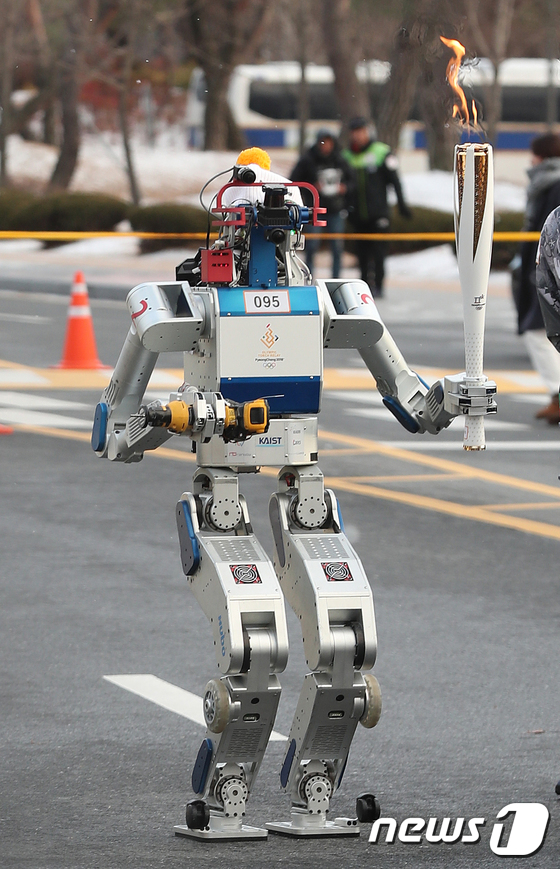 평창올림픽 위해 성화봉송 특별주자로 나선 ‘휴보’ 로봇
