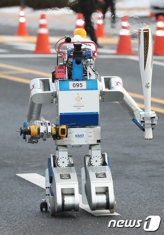 평창올림픽 성화봉송 주자로 나선 로봇 ‘휴보’
