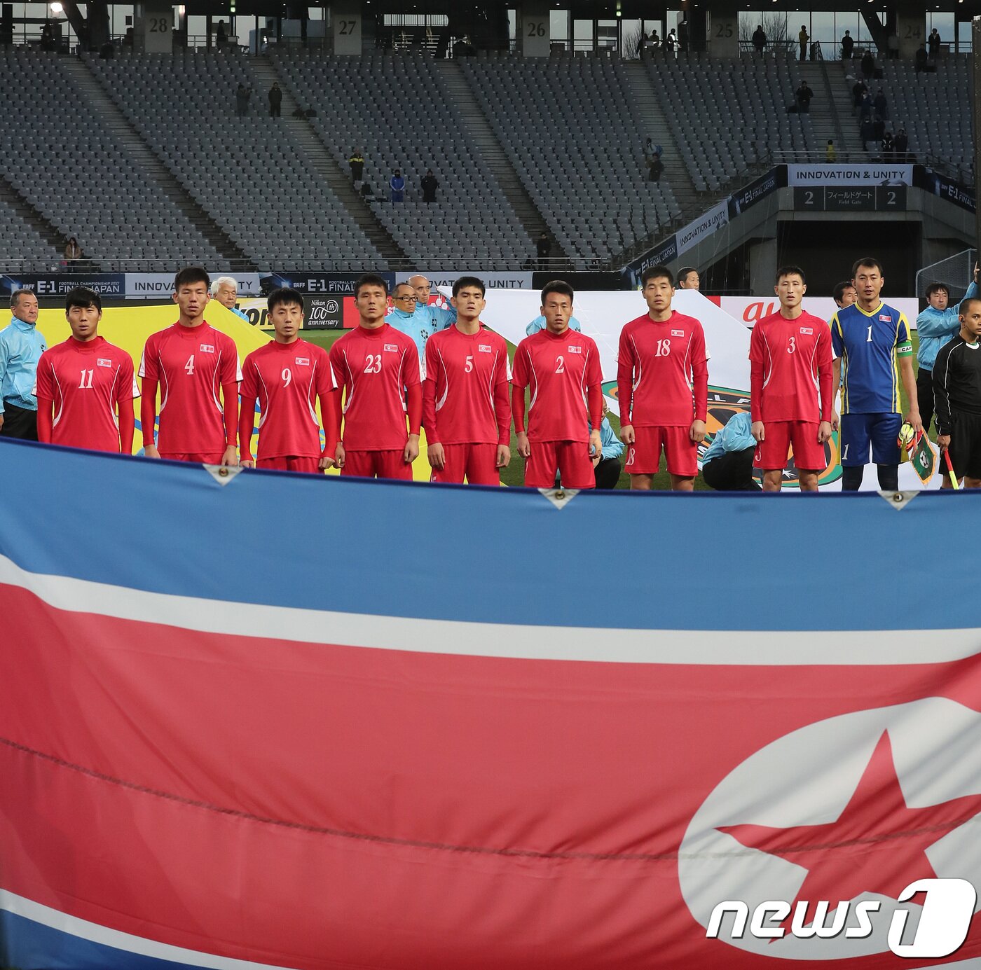 본문 이미지 - 12일 오후 일본 도쿄 아지노모토 스타디움에서 열린 2017 동아시안컵(EAFF E-1 풋볼 챔피언십) 대한민국과 북한의 축구경기에서 북한 선수들이 경기 시작을 기다리고 있다. 2017.12.12/뉴스1 ⓒ News1 이재명 기자