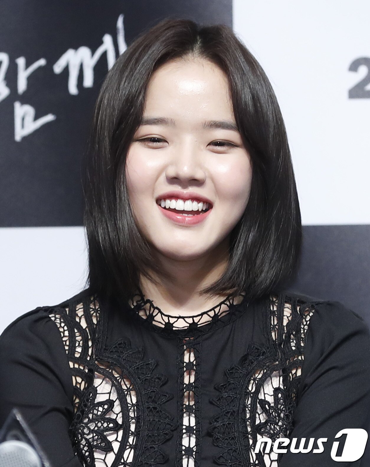 본문 이미지 - 배우 김향기가 12일 오후 서울 롯데시네마 월드타워점에서 열린 영화 ‘신과함께:죄와벌’(감독 김용화) 언론시사회에 참석해 미소를 짓고 있다. 2017.12.12./뉴스1 ⓒ News1 권현진 기자