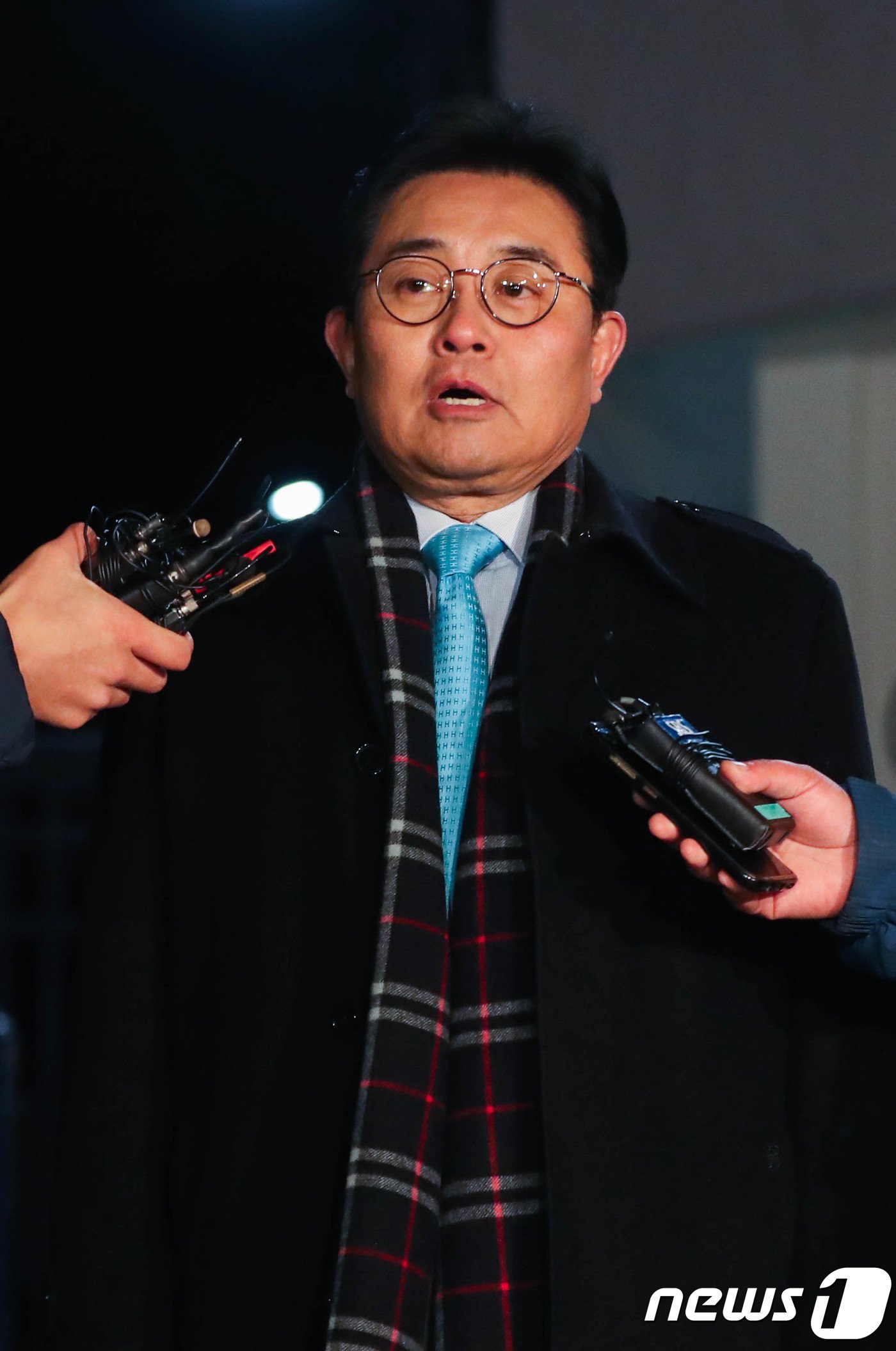 본문 이미지 - 한국e스포츠협회를 통해 이권을 챙기려 한 의혹을 받고 있는 전병헌 전 청와대 정무수석비서관이 13일 오전 구속영장이 기각된 후 경기도 의왕 서울 구치소를 나서며 취재진들의 질문에 답하고 있다. 2017.12.13/뉴스1 ⓒ News1 성동훈 기자
