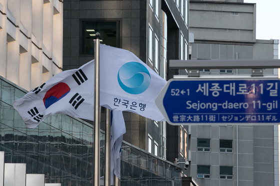 한은 "신용 총량 같아도 기업에 더 빌려줄수록 성장률 오른다"