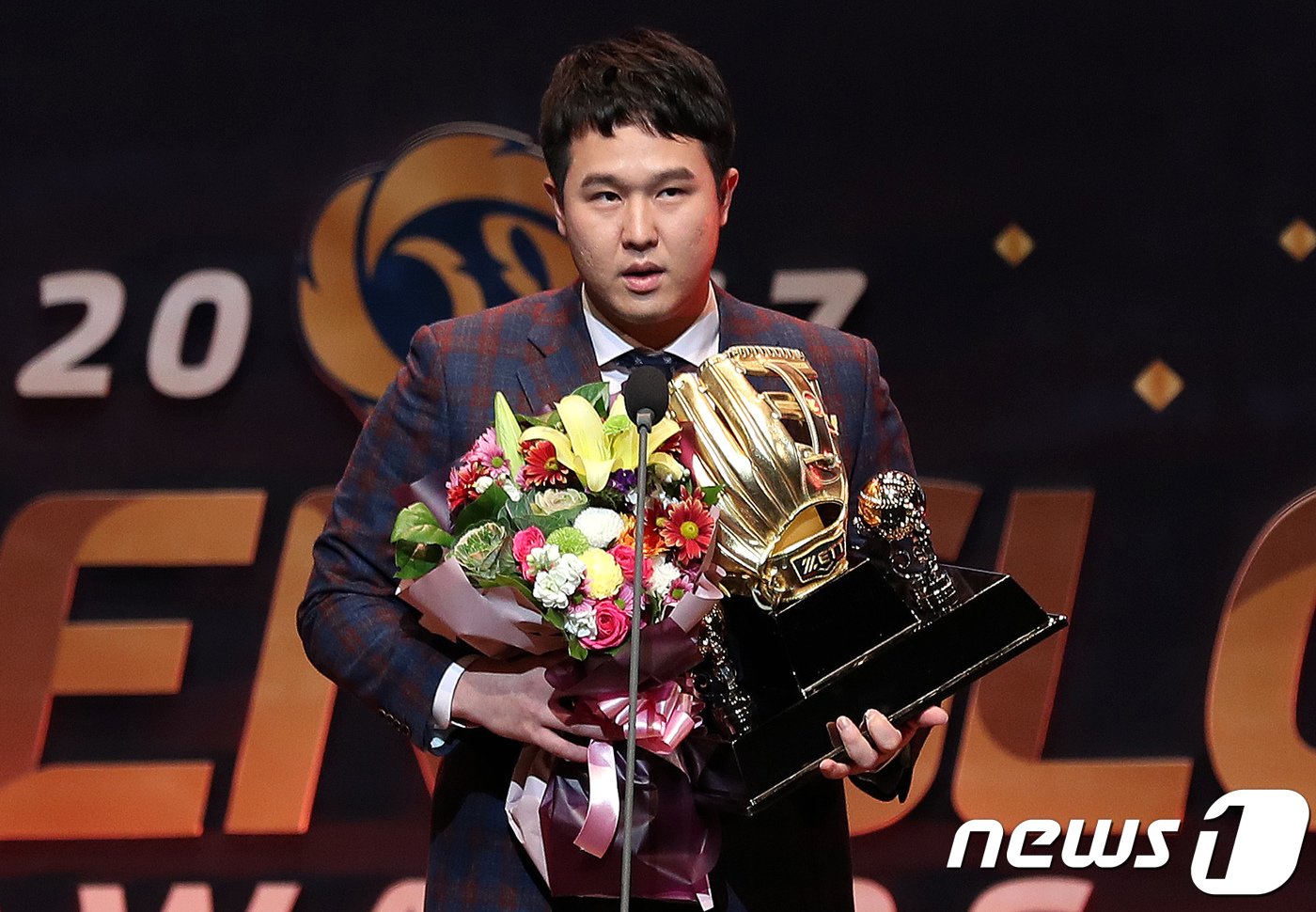 본문 이미지 - 13일 오후 서울 강남구 코엑스에서 열린 2017 골든글러브 시상식에서 3루수 부문 골든글러브상을 수상한 SK 최정이 소감을 밝히고 있다. 2017.12.13/뉴스1 ⓒ News1 박지혜 기자