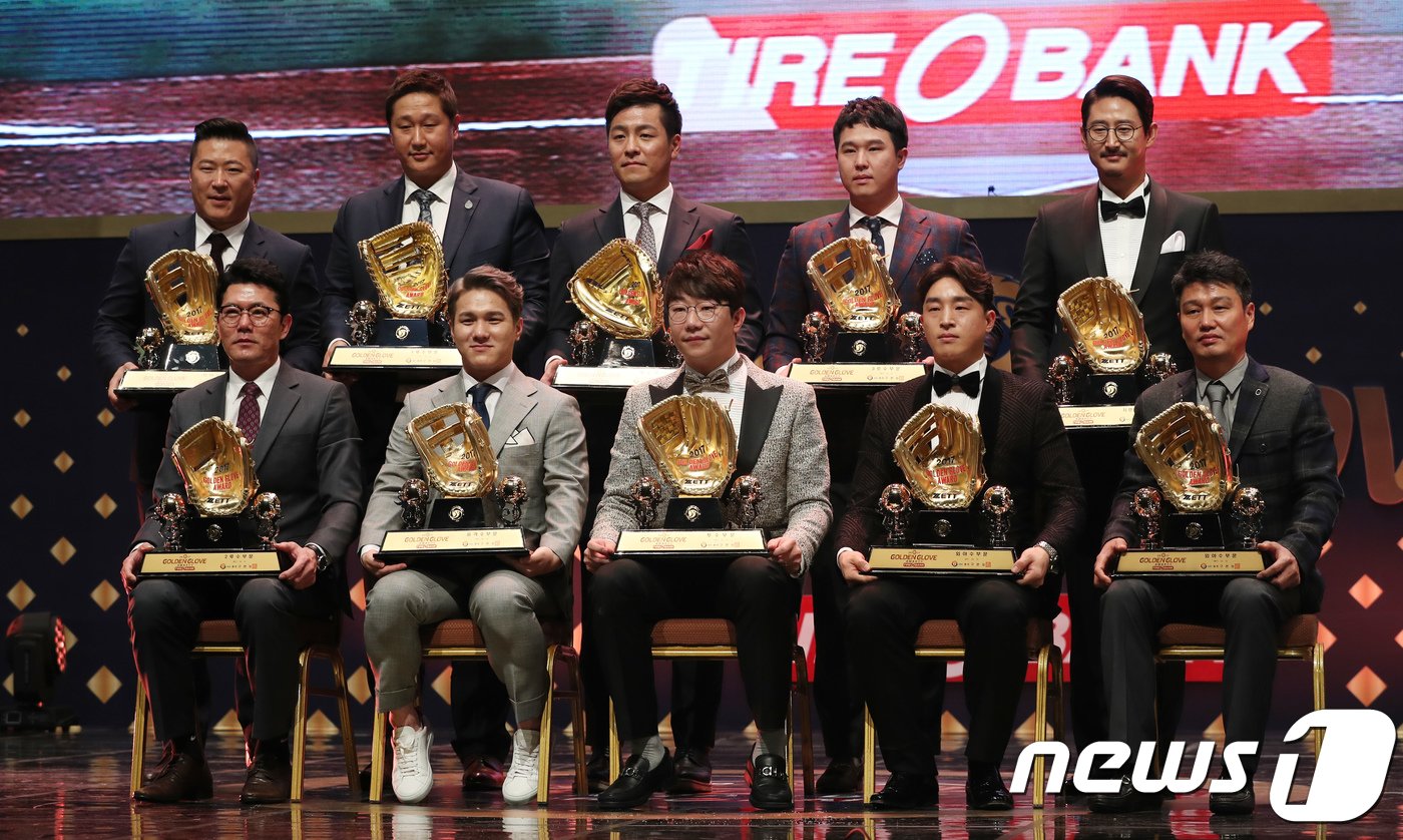 본문 이미지 - 2017시즌 골든글러브 수상자들의 모습. 손아섭(아랫 줄 우측 두 번째)과 최정(윗 줄 우측 두 번째)이 위 아래로 나란히 앉아 있다. 2017.12.13/뉴스1 ⓒ News1 박지혜 기자